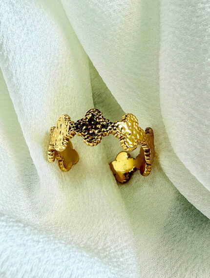 Textured Gold Link Ring – Bold and Unique Design