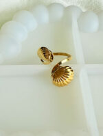 Gold Shell Twist Ring – Elegant Coastal Charm
